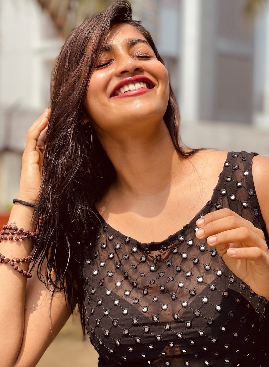 Cineaaddictt's tweet photo. Stunning #shivaninarayanan thread  5 🖤🖤🖤 https://t.co/zeoW2Wmes6