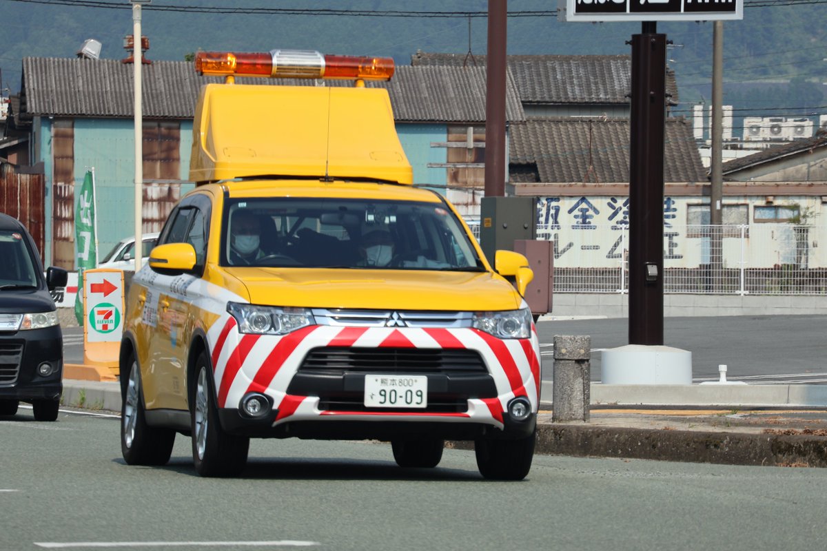 KUPS39M's tweet photo. 国土交通省 阿蘇国道維持出張所
初代アウトランダーPHEV
九州地方��備局エクリプスクロス
２台とも道路パトロールカーとして使用されており個人的にはアウトランダーの方をよく見かけます https://t.co/RIaT8cplRV