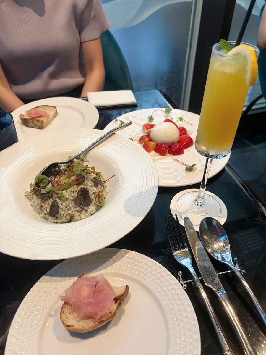 eagle_n00's tweet photo. 前職の先輩とイタリアン🍽´-
婚約＆転職祝いにお花貰った嬉しい🥹🤍 https://t.co/cnZO0oZ3EE