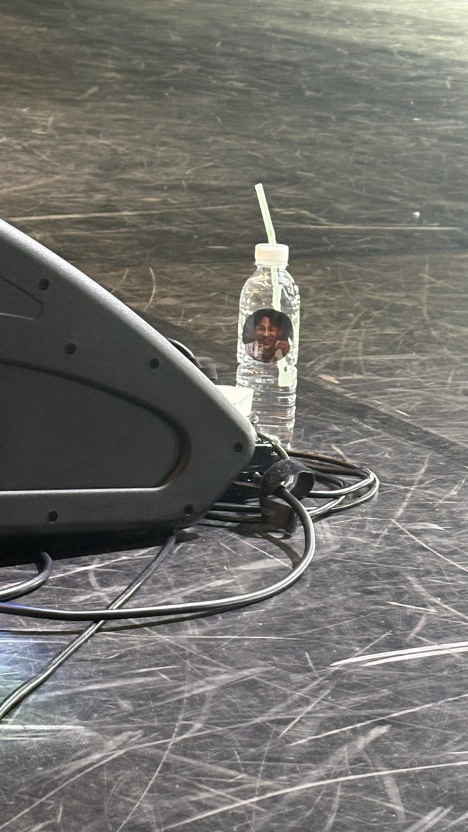 zevzevvv429's tweet photo. ㅊㅈㄹ 물에 스티커 붙어있는거 너무 ㄱㅇㅇ https://t.co/r3VacvFzXj