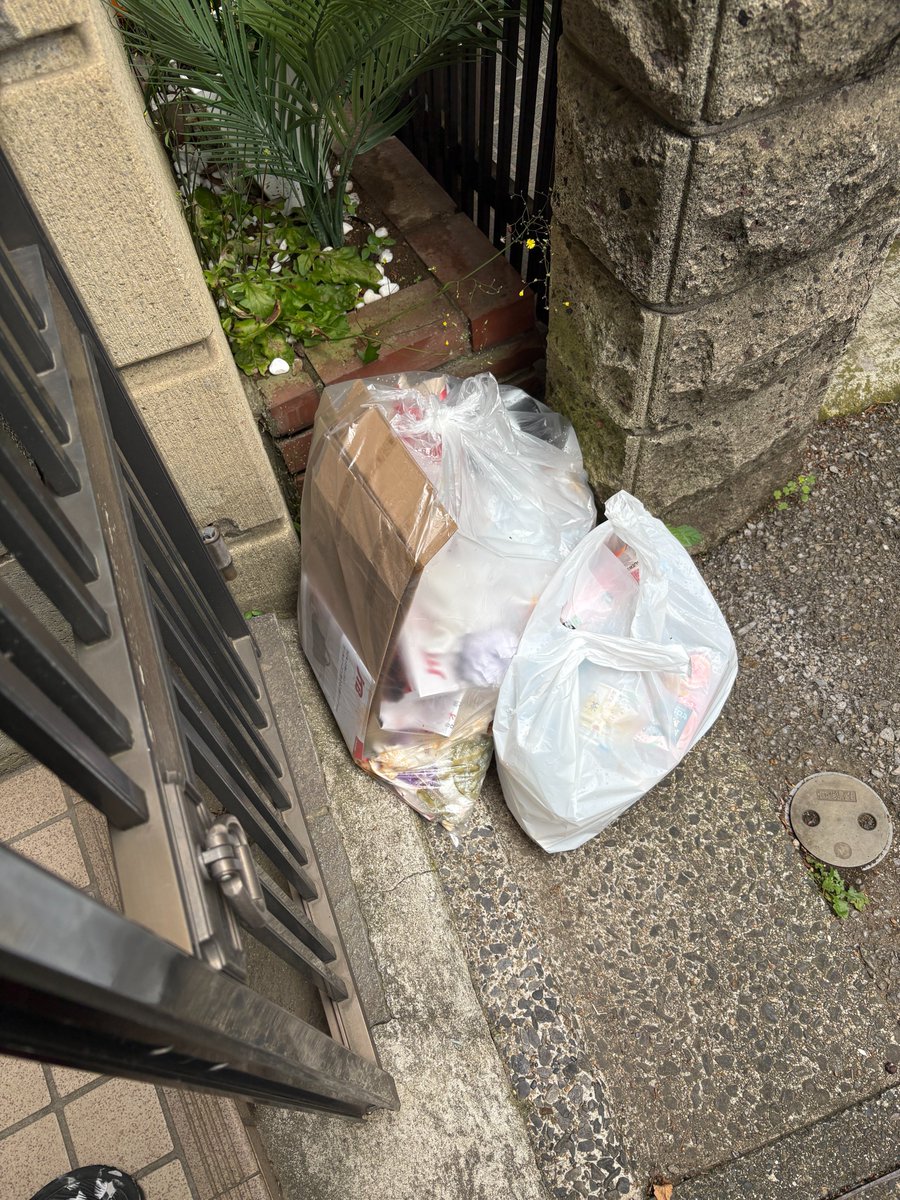 papersakana's tweet photo. 出勤しようとしたらちの目のまえにゴミ袋を置かれていた時もありました。ゴミ問題も深刻で我が家の玄関をあけると目の前に広がってる景色がこれです。夏なのでコバエが常に飛んでます。これも保健所に報告したのですが無視されました。#葛飾区 #簡易宿所トラブル #民泊被害祭り https://t.co/OMzu6L4IhK