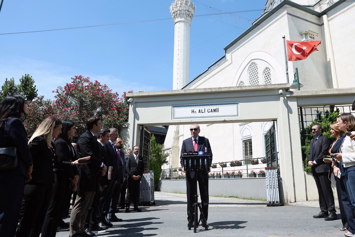 Akparti's tweet photo. Cumhurbaşkanımız Sayın Recep Tayyip Erdoğan, cuma namazı sonrası açıklamalarda bulundu. https://t.co/6Jrwi7B285