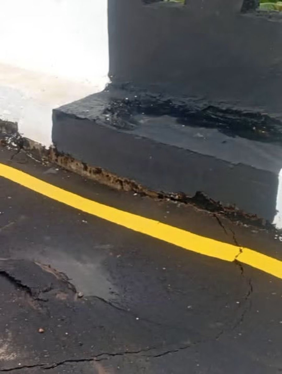 MasterBolaji's tweet photo. Governor Adeleke of Osun State:

 1. Spent ₦20B on a flyover.

 2. Kept it locked 3 months after completion.

 3. Commissioned it with heavy dancing.

 4. In under 1 month, the ₦20B flyover is already cracking.

₦20B wasted just like that.

Behold our dancing governor. https://t.co/6jwPX30NXu