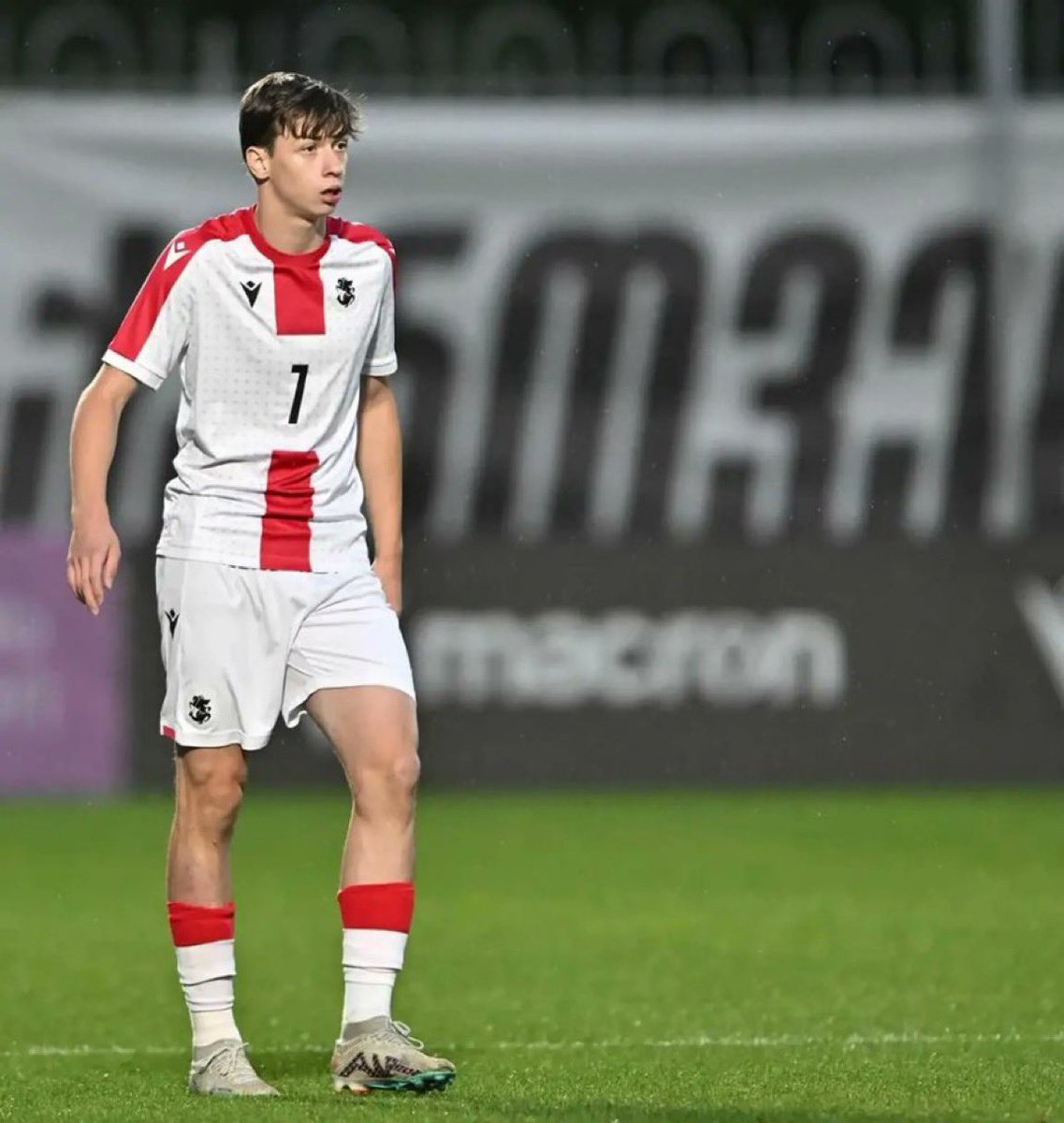 MediaBayernFR's tweet photo. Tornike Kvaratskhelia a fait des essais au Bayern en mai et a impressionné le club en marquant un superbe but lors d’un amical.

Le joueur ne peut pas venir avant ses 18 ans au Bayern mais les scouts bavarois vont rester en contact avec le joueur qui a impressionné avec son potentiel technique.  / @BILD
