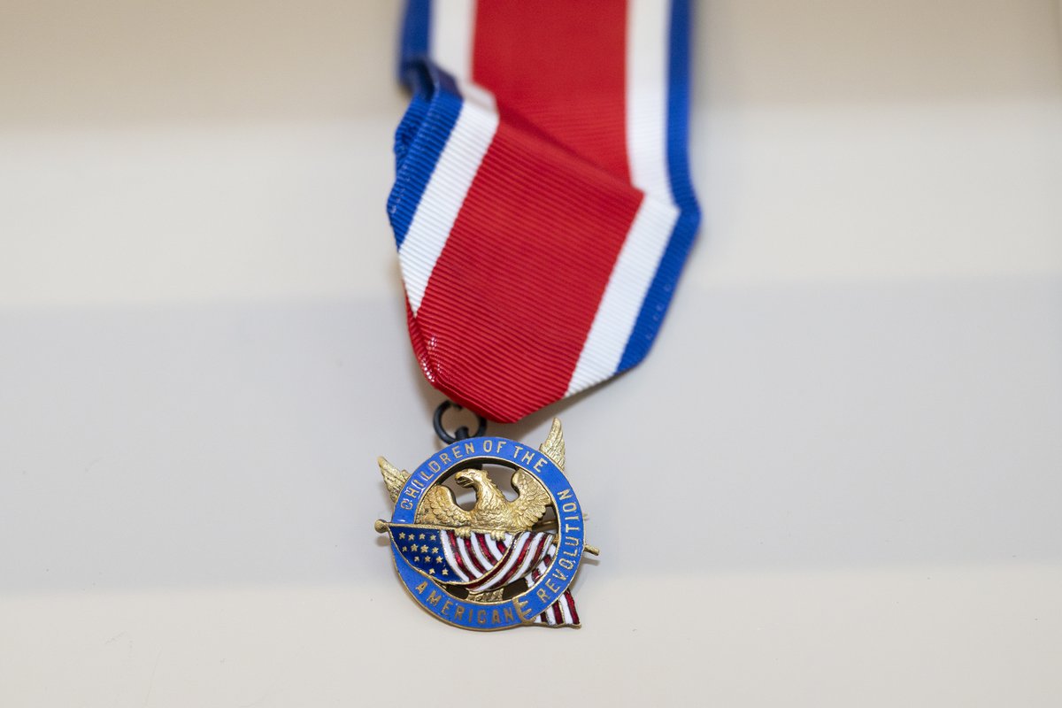 ArlingtonNatl's tweet photo. Since 1895, the National Society Children of the American Revolution have honored our fallen heroes. For America 250, we share their membership medal connecting the Tomb of the Unknown Soldier to our nation's very origins. https://t.co/DmxgMmKH25
