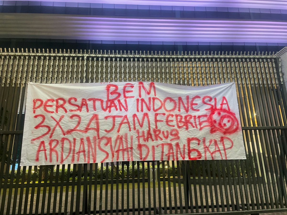 indepenSumatera's tweet photo. 🚨Situasi terkini #Demo 

Para peserta aksi pasang tenda dan bermalam didepan kantor kejaksaan.

Jumat 24 juli 2026 https://t.co/5xCmKRqXsv