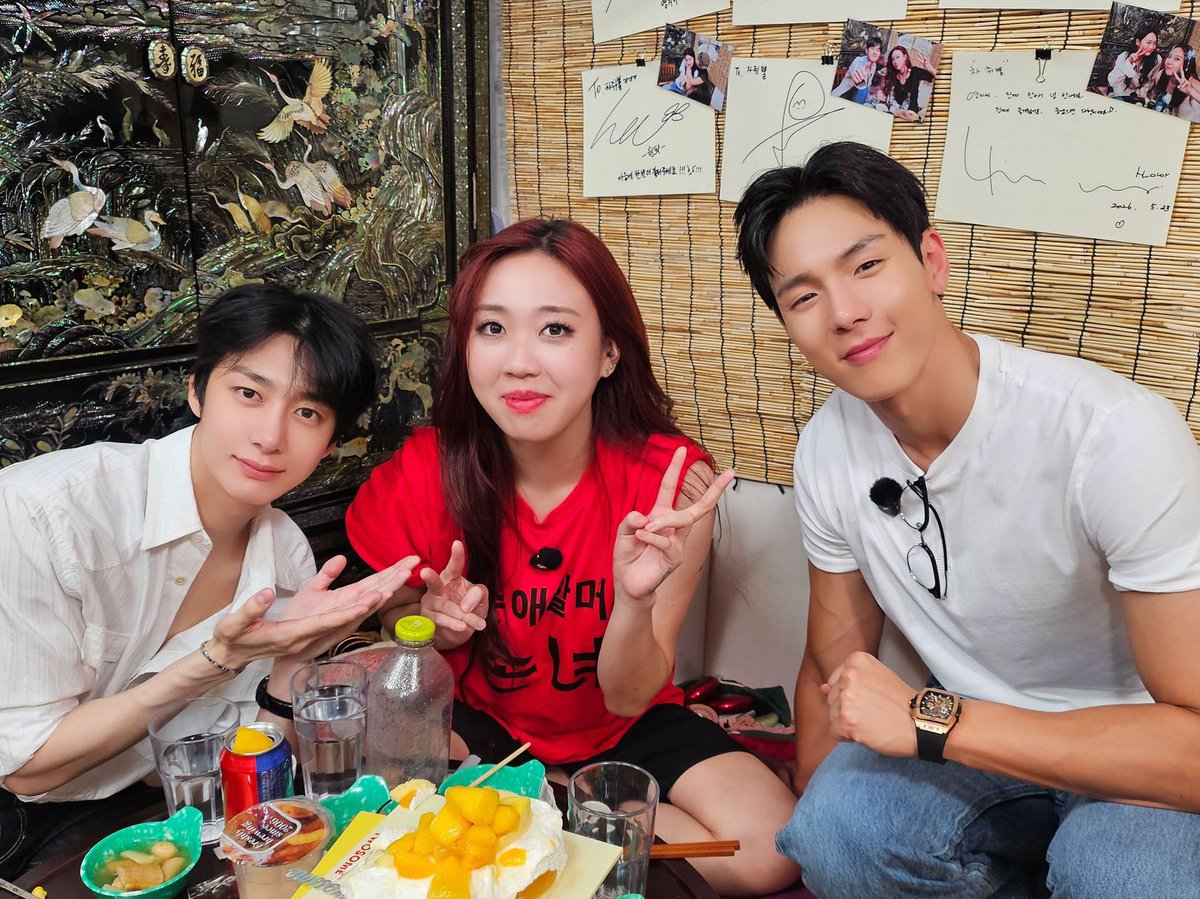 hyungwonspace's tweet photo. hyungwon and shownu with youngji #형원 #셔누 #이영지 📷 https://t.co/6vb9CnV3QB https://t.co/1xstZ7iwcM