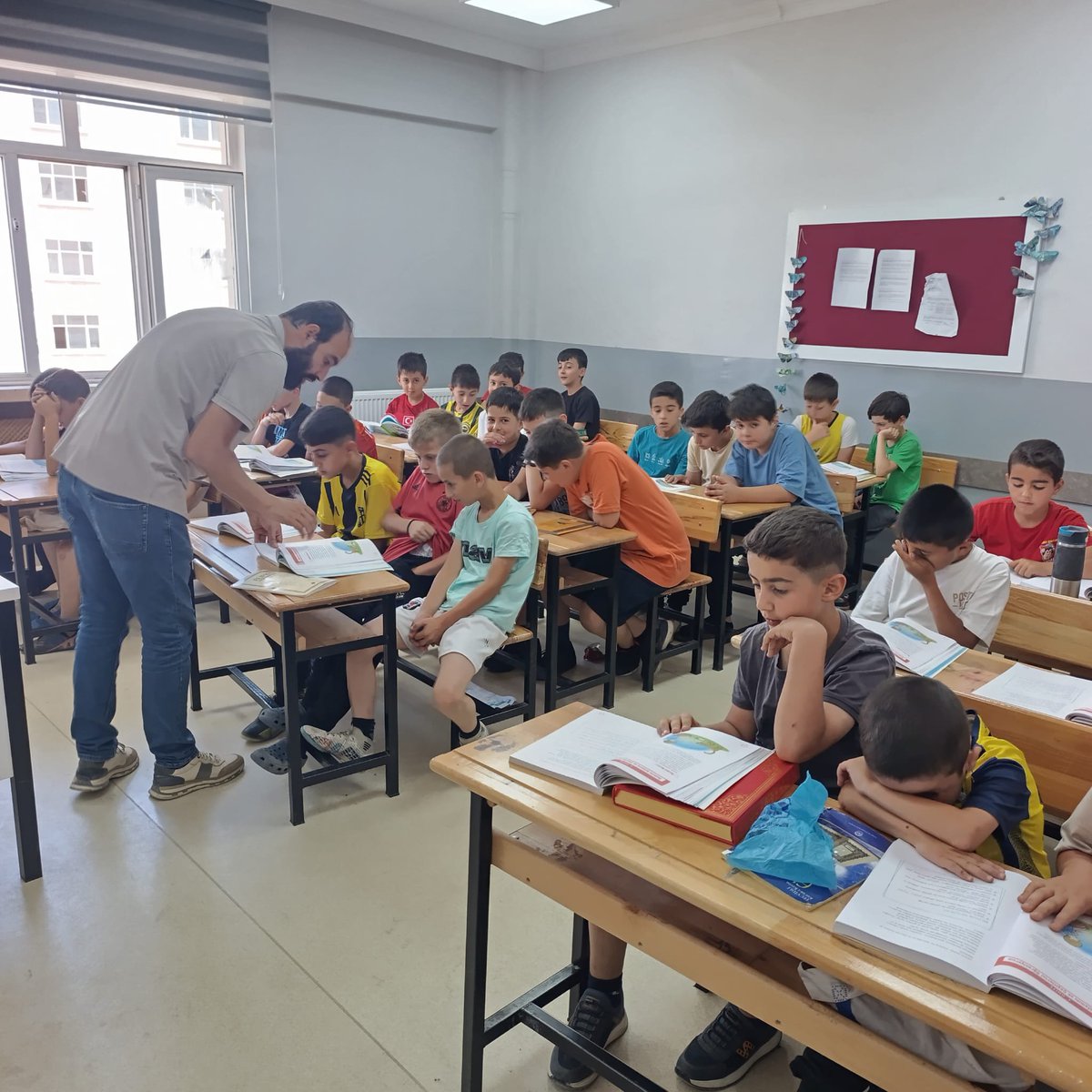 bitlisihh's tweet photo. 🔴 Bitlis Genç İHH Yaz Okulu programı tüm hızıyla devam etmektedir.

Öğrencilerimizle, 
Kur'an-ı Kerim 
Elif-Ba
İlmihâl ve çevre temizleme etkinlikleri düzenleyerek günümüzü mutlu bir şekilde tamamladık. https://t.co/tNUKFmPIgf