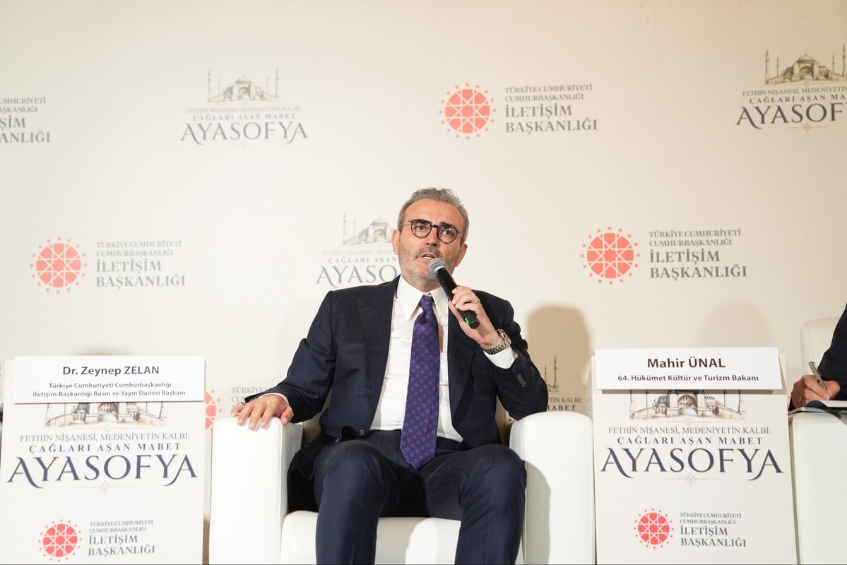 mahirunal's tweet photo. Bugün, İletişim Başkanlığı tarafından Türkiye Uluslararası İslam, Bilim ve Teknoloji Üniversitesi’nde düzenlenen “Fetihin Nişanesi, Medeniyetin Kalbi: Çağları Aşan Mabet Ayasofya” paneline katıldık. Kıymetli hocalarımız Prof. Dr. Mehmet Görmez, Prof. Dr. Tufan Gündüz ve Dr. Zeynep Zelan ile birlikte Ayasofya’yı konuştuk.

Ayasofya yalnızca zamanın içinden geçmiş bir mabet değil, zamanın anlamını taşıyan bir medeniyet hafızasıdır. Yaklaşık 1500 yıllık tarihi boyunca büyük dönüşümlere şahitlik etmiş; her çağda, ona bakanların dünyaya hangi pencereden baktığını da görünür kılmıştır.

Bizim medeniyet tasavvurumuzda ise Ayasofya devralınmış bir emanet, kurulmuş bir aidiyet ve tarih önünde üstlenilmiş bir sorumluluktur.

Ayasofya’nın ibadete açılışının altıncı yıldönümünde bu anlamlı programa vesile olan İletişim Başkanlığımıza ve ev sahipliğini üstlenen Rektör Prof. Dr. Mehmet Görmez hocamıza teşekkür ediyorum.

@burhanduran
@DIBMehmetGormez