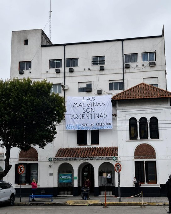 somoscorta's tweet photo. "Las Malvinas son argentinas. Gracias Selección"

La bandera desplegada en la Casa de Auxilio de Ramos Mejía en Buenos Aires. 

📸 @elcucharangobam