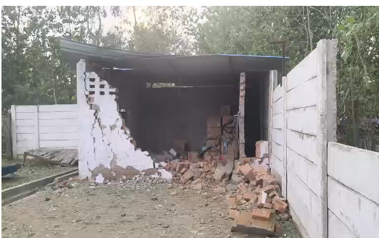 bstvlive's tweet photo. सहारनपुर  : नया कुंडा में पटाखा फैक्ट्री में विस्फोट का मामला

➡भीषण विस्फोट में 2 लोगों की मौत,शरीर के उड़े चिथड़े
➡पटाख़ा फैक्ट्री के आस पास लोगों की भारी भीड़ 
➡थाना गंगोह क्षेत्र में पटाखा फैक्ट्री में विस्फोट

#Saharanpur #FirecrackerFactory #Explosion @saharanpurpol @SaharanpurDm @Uppolice @fireserviceup