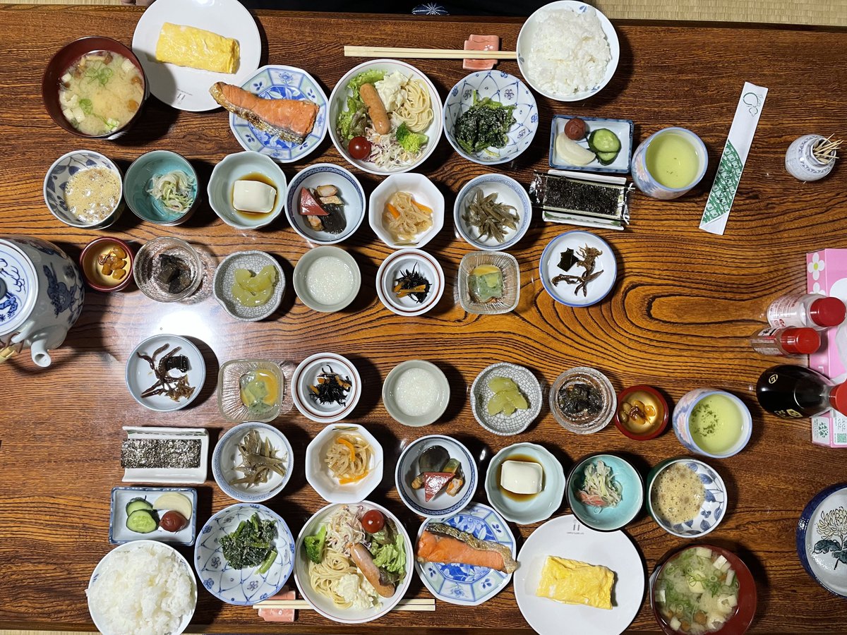 hitoritabiken's tweet photo. 泊まったお宿の朝ごはん、見たことない数のお皿が出てきて笑った。 https://t.co/kB5EMTNUTg