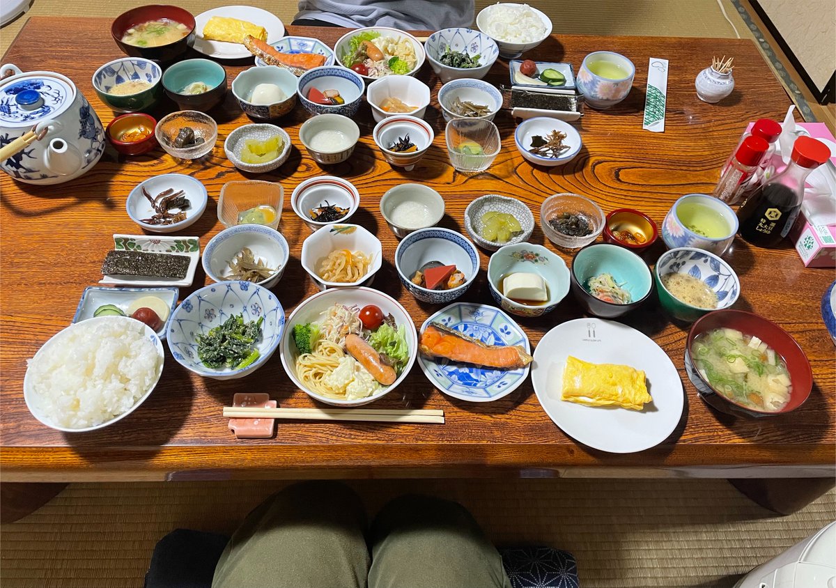 hitoritabiken's tweet photo. 泊まったお宿の朝ごはん、見たことない数のお皿が出てきて笑った。 https://t.co/kB5EMTNUTg