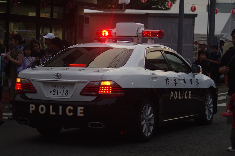 KUPS39M's tweet photo. 熊本県警察大津警察署交通課 トヨタクラウンパトロールカー
トランクに無線アンテナを装備し熊本では主流のレーダー「JMA-401」を載せた個体
前面警光灯がLEDなので比較的新しいと思われる https://t.co/fmnshAiRj5