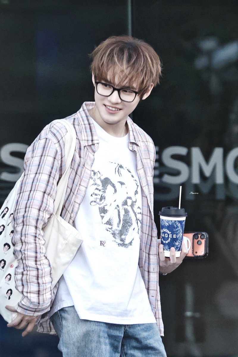 nct_menfess's tweet photo. PLIS BANGET ADA YANG KENAL GA?? tadi ketemu di perpus dan gak berani nyapa😭 outfitnya kece parah kayak idol lagi nyamar jadi mahasiswa. Yang tau namanya tolong kasih tau, ntar malam aku gabisa tidur nih mikirinnya😅 💚
https://t.co/S82IuvH8du