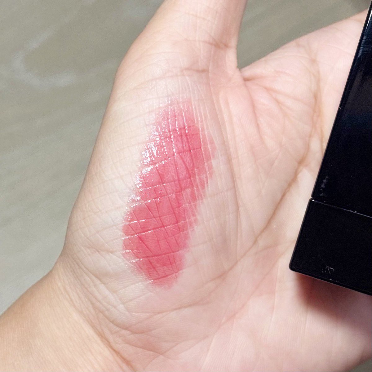 kypreview's tweet photo. KATE LIP MONSTER ตัวดัง💋 อันนี้เบอร์02 สีน่ารักมาก! เป็นสีที่แบบคนแต่งหน้าบางๆทาแล้วรอด✅ ชมพูติดแดงจิ๊ดนึง สีแบบทาแล้วขับผิว นี่ไปอยู่ไหนมาทำไมพึ่งเคยลองใช้🥹 เนื้อมันดีมาก ฟินิชได้ความฉ่ำแต่พอเซ็ตตัวแล้วติดทน เริ่ดๆๆๆ #KATELIPMONSTER  #KATEThailand  #รีวิวบิวตี้ https://t.co/BjrkxrOnKR
