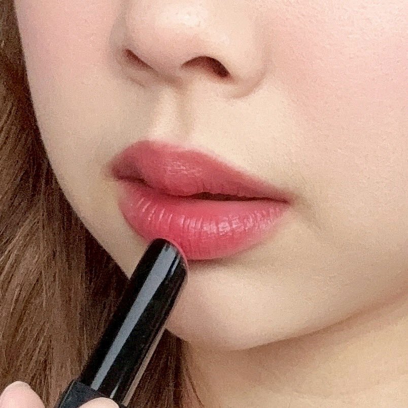 kypreview's tweet photo. KATE LIP MONSTER ตัวดัง💋 อันนี้เบอร์02 สีน่ารักมาก! เป็นสีที่แบบคนแต่งหน้าบางๆทาแล้วรอด✅ ชมพูติดแดงจิ๊ดนึง สีแบบทาแล้วขับผิว นี่ไปอยู่ไหนมาทำไมพึ่งเคยลองใช้🥹 เนื้อมันดีมาก ฟินิชได้ความฉ่ำแต่พอเซ็ตตัวแล้วติดทน เริ่ดๆๆๆ #KATELIPMONSTER  #KATEThailand  #รีวิวบิวตี้ https://t.co/BjrkxrOnKR