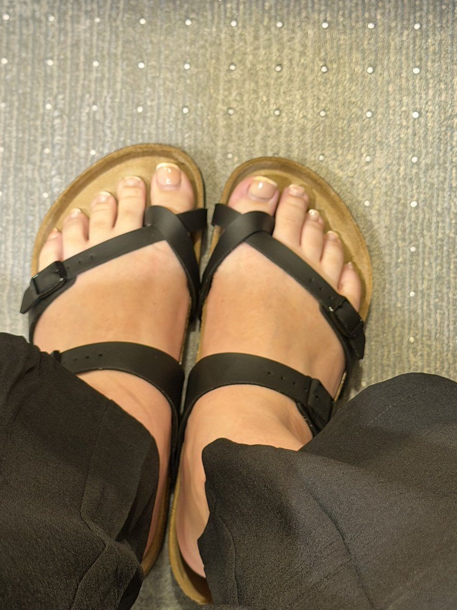 princess___gurl's tweet photo. fr tho, buy my pics. more where that came from (pls i wanna travel) #feet https://t.co/0MspN8mTir