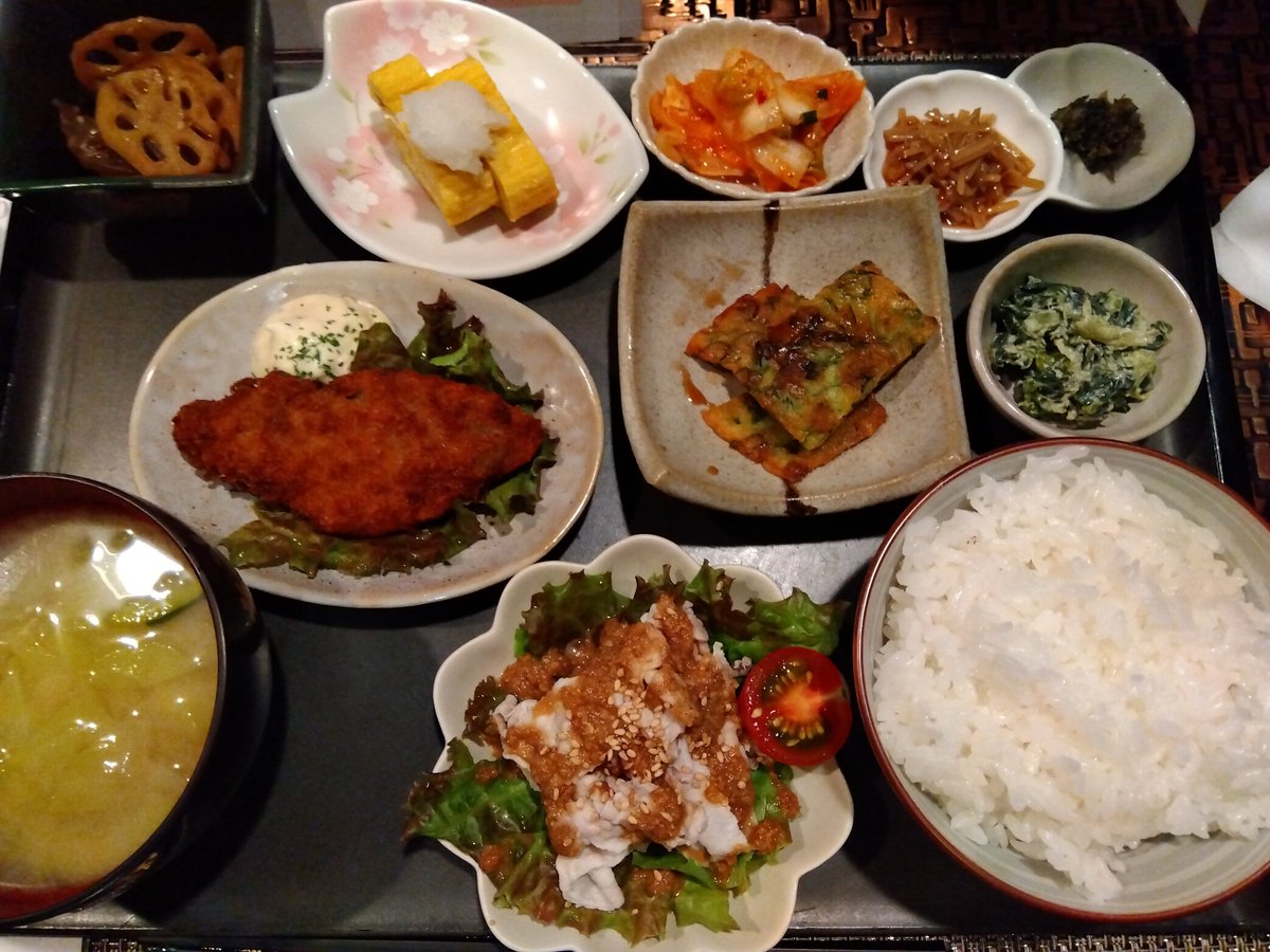 Air_Revaderchi's tweet photo. ごはんどころna-naさん、一周年おめでとうございます！今日は、豚しゃぶサラダ、アジフライ、だし巻き玉子、ねぎ焼き、菜の花のわさびマヨ和え、自家製キムチ、���んにゃくとれんこんの甘辛煮、シソみそ、手づくりなめたけ。いつもおいしいごはんとお酒、ありがとうございます。ごちそうさまでした。 https://t.co/rLhthhrGDN