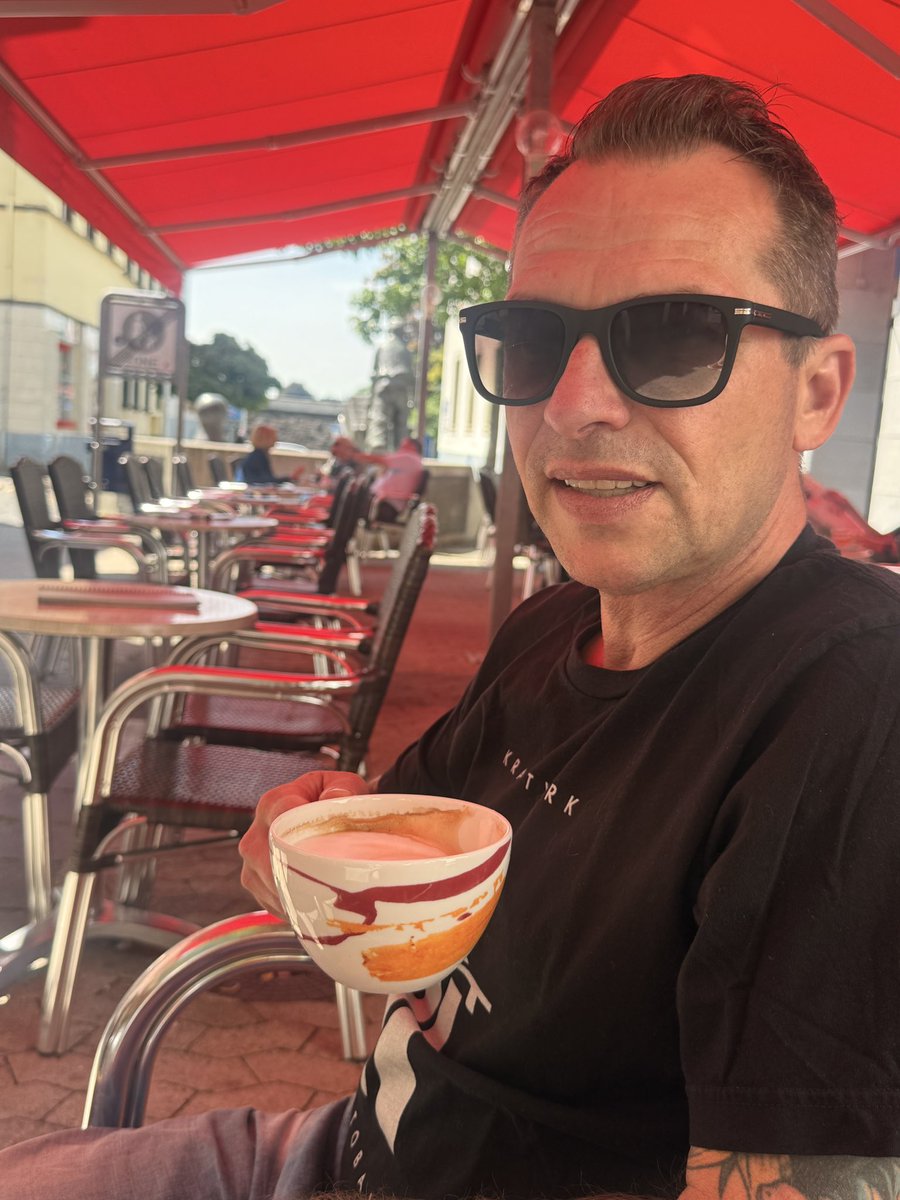 LuisWeyers's tweet photo. Lecker MILCH Café trinken 😎

#djlife #beatport #luisweyers #summer #techhousemusic 

@LuisWeyers https://t.co/Go5HZDNzb4