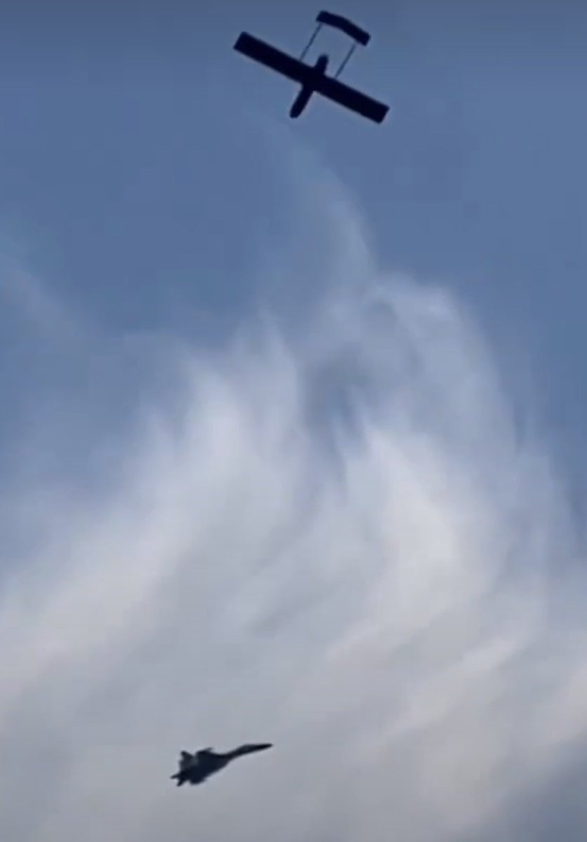 MetinMeteAkts's tweet photo. AI değil , görüntü bu sabah St.Petersburg semalarından.. Ukrayna’ya ait  FP-1 kamikaze İHA ile Rus Sukhoi avcı uçağı aynı karede.. #Ukrayna https://t.co/gzD94nw9Vc