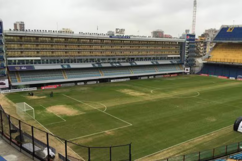 JrZbsas's tweet photo. Riquelme es un hijo de buta que esta haciendo mierda a Boca con las decisiones futbolísticas que toma permitiendo que los jugadores ensucien los colores como quieran
Pero yo recuerdo los problemas que teníamos con la cancha con los esbirros de Macri porque no pagaban el drenaje https://t.co/TR0DCY7wuC