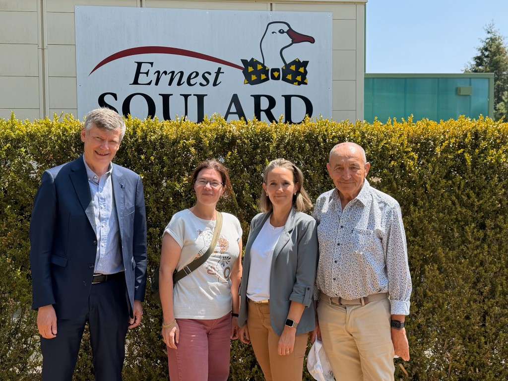 PrefetVendee's tweet photo. #Économie | Éric Freysselinard @PrefetVendee , s’est rendu à l’entreprise Ernest Soulard, située a L'Oie, spécialisée dans la production et la transformation de produits avicoles, notamment de canards et de foie gras.

Depuis 90 ans, cette entreprise familiale perpétue un savoir-faire d'excellence qui contribue au rayonnement de la #Vendée, en France comme à l'international.

Avec 244 salariés, 250 éleveurs partenaires dont 75 % en Vendée et un chiffre d’affaires de 120 millions d’euros, le groupe maîtrise l’ensemble de sa chaîne de production et exporte 30 % de sa production à l’international.

🌱 Engagée dans une démarche d’économie circulaire, l’entreprise valorise également ses déchets grâce à une unité de méthanisation, permettant de produire du biogaz réinjecté dans le réseau ou valorisé en cogénération.

💧 Engagée dans une démarche de préservation des ressources, l’entreprise réutilise et recycle l’eau utilisée dans ses processus de production.

🌱 Cette visite a été l’occasion de saluer l’excellence et la tradition de cette grande entreprise familiale vendéenne.

#Économie #SavoirFaire