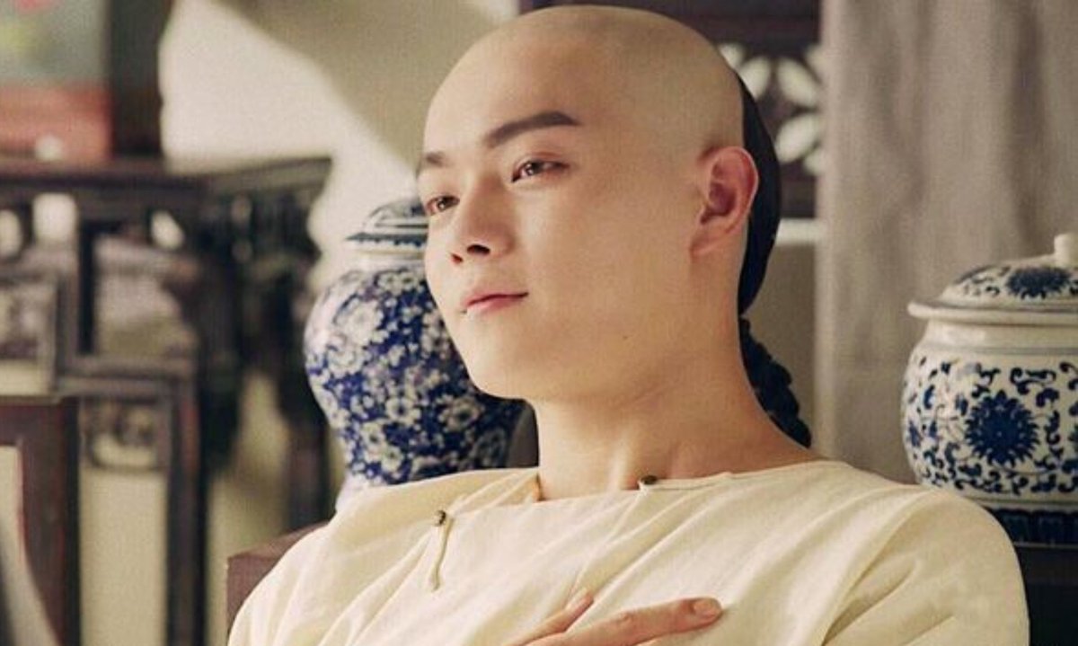 ZerochaphiL's tweet photo. OP: "สมัยนั้นใครดู #เล่ห์รักวังต้องห้าม (延禧攻略) แล้วไม่หลงความหล่อของฟู่เหิงบ้าง หล่อแบบสุดๆไปเลย ขนาดเป็นทรงโกนผมและไว้เปียแบบราชวงศ์ชิง แต่ก็ยังหล่อมากอยู่ดี!" #สวีข่าย https://t.co/vUk0lBGe44
