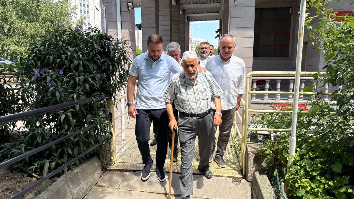 eminkaankaya's tweet photo. Atakent Toplukonut Eda Camii'nde eda ettiğimiz Cuma namazının ardından kıymetli hemşehrilerimizle bir araya geldik.

Cemaatimizle hasbihal ederek talep ve görüşlerini dinledik, muhabbetlerini paylaştık. 

Rabbim birlik ve beraberliğimizi daim, kardeşliğimizi güçlü eylesin. https://t.co/wjgpQWUx6Z