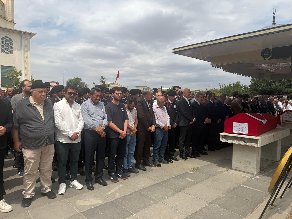 suleymansoylu's tweet photo. TEPAV Ortadoğu ve Orta Asya Araştırmaları Enstitüsü Direktörü, kıymetli hocamız Prof. Dr. Hilmi Demir ile Jandarma Uzman Çavuş Muhammet Emir’in cenaze merasimlerine katılarak Hakk’a uğurladık.

Merhum Prof. Dr. Hilmi Demir Hocamıza ve Jandarma Uzman Çavuş Muhammet Emir’e Cenab-ı Allah’tan rahmet; ailelerine, yakınlarına ve sevenlerine sabır ve başsağlığı diliyorum.

Mekânları cennet, makamları âli olsun.