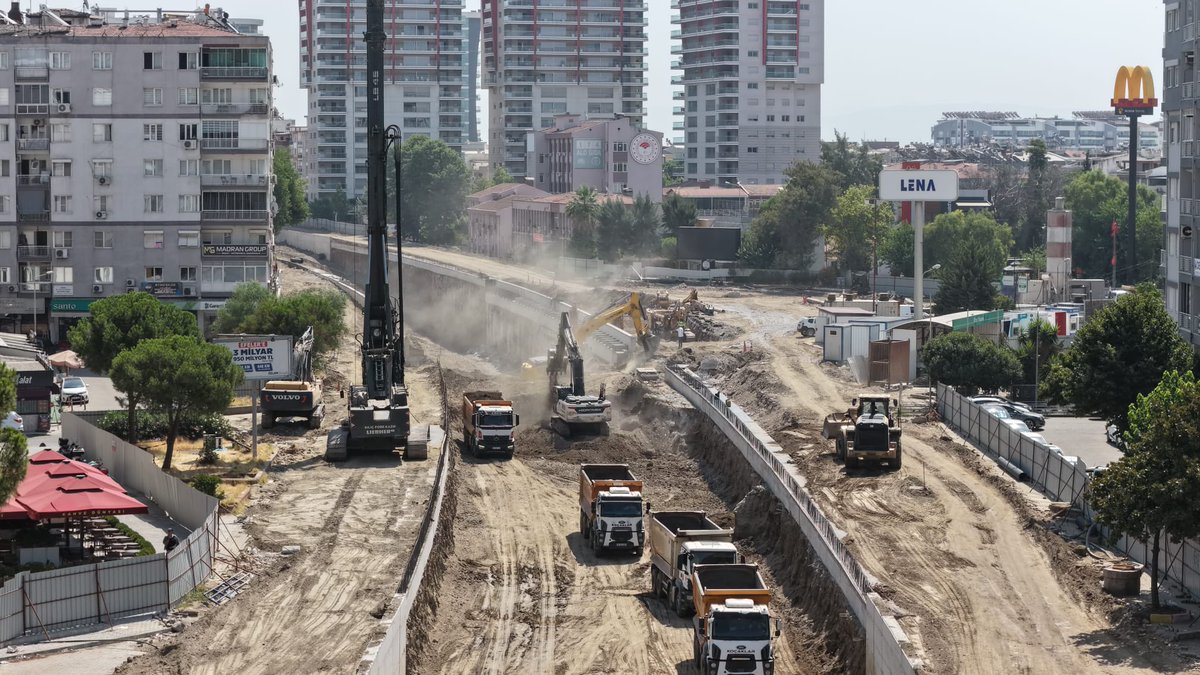 OZLEM_CERCIOGLU's tweet photo. Kentimizin ulaşım konforunu rahatlatacak dev projemiz Yeni Dörtyol Köprülü Kavşağı’ndaki çalışmalarımıza hız kesmeden devam ediyoruz.

Köprülü kavşak bölgesinde bulunan tüm fore kazık imalatlarımızı tamamlayarak ilerleyişimizi sürdürüyoruz. Zemin iyileştirme çalışmalarına başladığımız projemizde 344 plastik destek kazığının da 130 tanesini tamamladık. 

Ayrıca projemizin kilit noktalarından Tabakhane Köprüsü’nde de 78 fore kazığın 41 tanesini tamamladık.

Aydınımıza her alanda hizmet etmeye ve vatandaşlarımızın yanında olmaya devam edeceğiz.

#OrtakPaydamızAydın