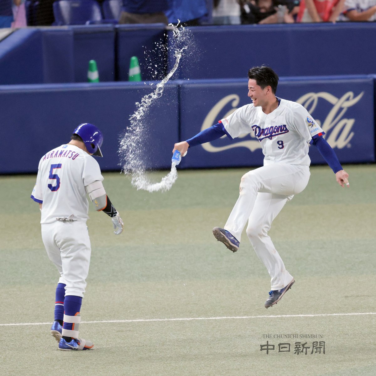 chunichiphoto's tweet photo. 【ドラゴンズ】サヨナラ打を放った村松選手を祝福する石伊選手 #村松開人 #石伊雄太 #中日新聞 #中日スポーツ https://t.co/eNFSylezt6