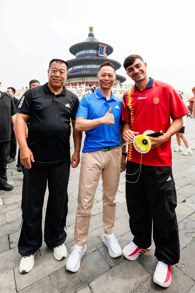 Ceaserzp29's tweet photo. 🇨🇳 Pedri in Beijing, China. https://t.co/BLn04MagFH