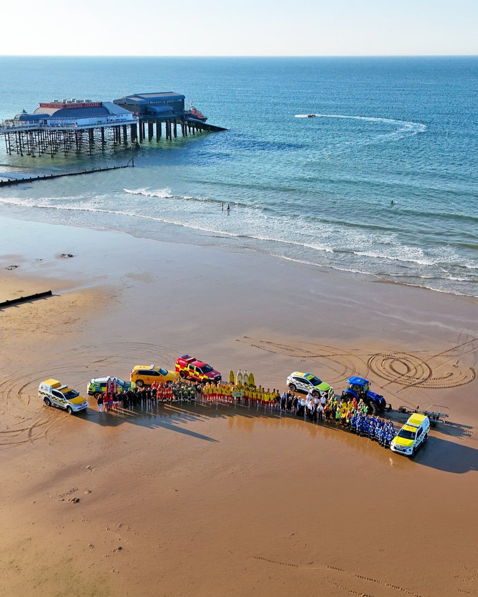 EastAngliAirAmb's tweet photo. Earlier this month we were proud to join over 100 emergency service colleagues on Cromer Beach to celebrate 25 years of the RNLI Lifeguard Service. 🚁💛

Congratulations to the @RNLI lifeguards 🚤

Thanks to @NorthNorfolkDC for the amazing pictures! https://t.co/dkTHoQIF85