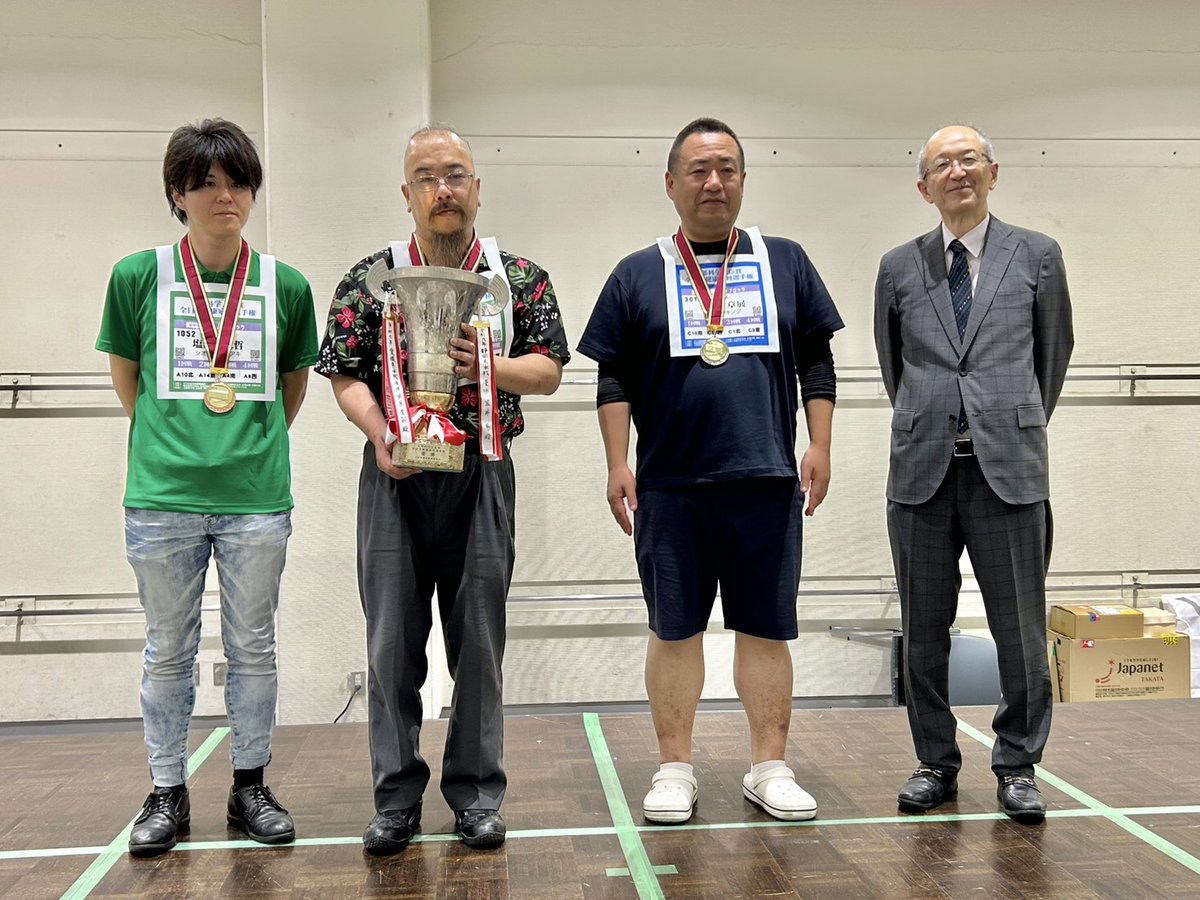 asahi_mahjong1's tweet photo. 19日に広島市で開かれた⽂部科学⼤⾂賞「全⽇本健康⿇将選⼿権」広島本戦 の写真をいただきました。

160人が参加して半荘4回戦で競い、優勝した松原利仁さんらが井出洋介さんから表彰されました。

麻雀部がある大手前高松高（香川県）や松実高等学園（埼玉県）の生徒らも参戦。世代をこえた交流の場にもなりました。

この大会は2017年に創設され、第1回は金沢市で開催。以降、様々な都市で開かれています。全⽇本健康⿇将協議会が主催し、文部科学省が後援。朝日新聞社も今年から後援を始めました。