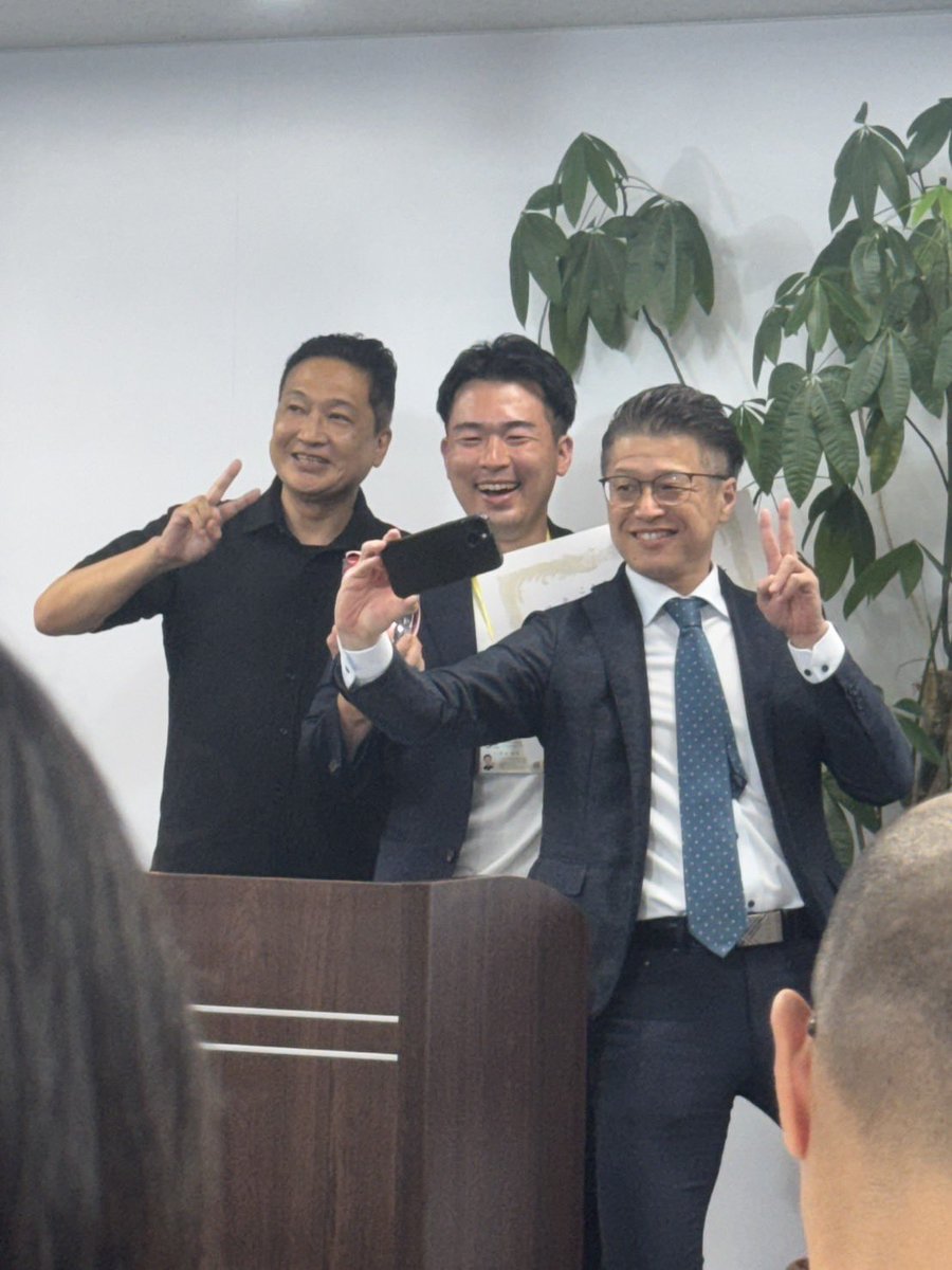 GoodPlus_'s tweet photo. 【日本営業協会 営業コンテスト】

なんと、GoodPlusのエース・鈴木が第3位を獲得しました！

結果ももちろん素晴らしいですが、それ以上に、一生懸命に挑戦する姿に感動しました。

挑戦する人は、やっぱりかっこいい。

そして、その鈴木を全力で応援してくれたGoodPlusメンバーにも心から感謝しています。

一人の力ではなく、仲間がいるから挑戦できる。
これからもチーム一丸となって、さらに上を目指していきます！

鈴木、本当におめでとう！
そして応援してくれた皆さん、ありがとうございました！