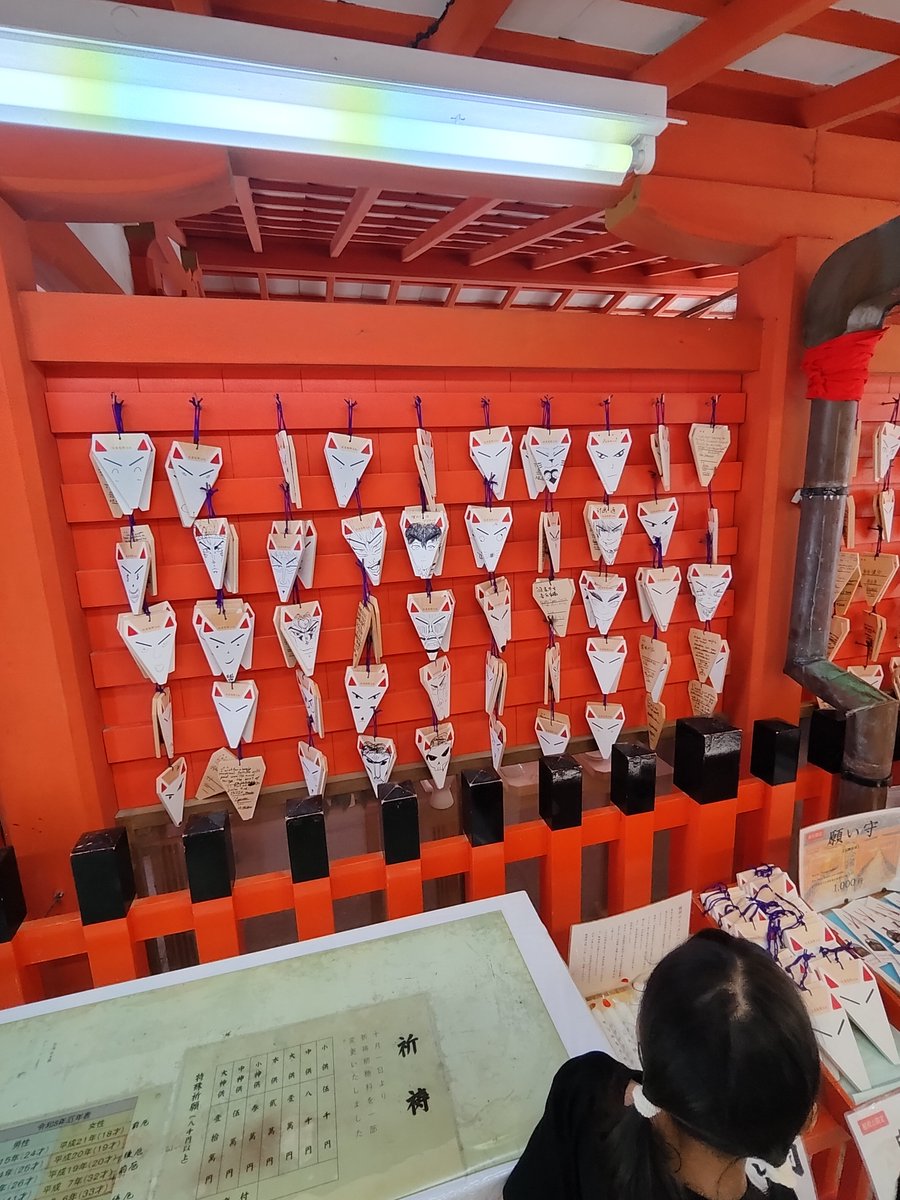 TerryLin0613's tweet photo. 大阪行Day3
伏見稻荷���社，蠻酷的一個神社看起來是真的非常靈驗，這個感激的鳥居插到滿坑滿谷變成景點！石像的製作頗帥氣！ https://t.co/0w0SH4ZIJX