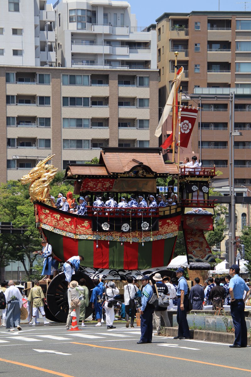 sa1ku0ra's tweet photo. 祇園祭後祭に行ってきた。後祭は11基だけだからあっという間に終わる。後祭の見どころは平成に復興した大船鉾と令和に復興した鷹山。大船鉾は先に復興しただけあって毎年少しずつ綺羅びやかになってる。どちらの山鉾も応援したい。 https://t.co/5koAZZ8h9u