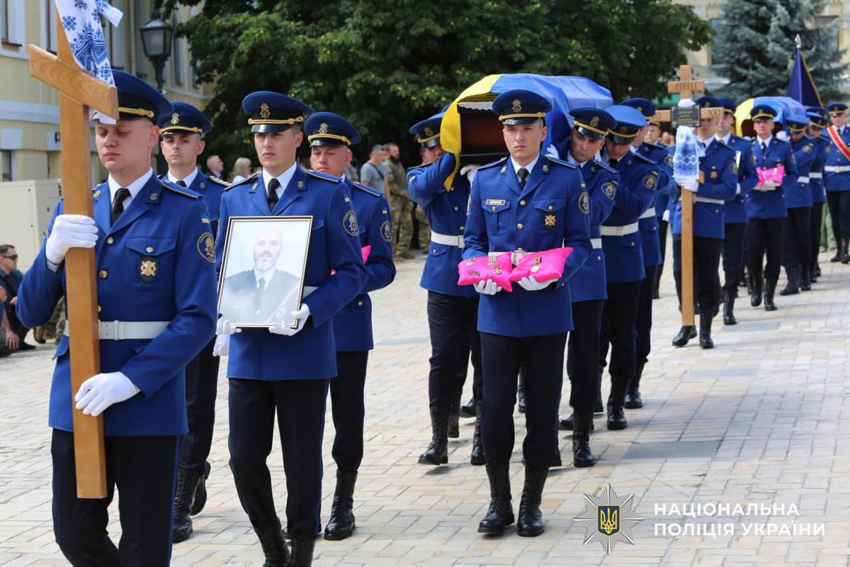 MVS_UA's tweet photo. 🥀У Києві попрощалися з поліцейськими-вибухотехніками Максимом Мовчаном та Анатолієм Радковським, які загинули під час розмінування на Харківщині.

Щирі співчуття рідним, близьким і побратимам.

🕯Вічна пам’ять Героям. Назавжди в строю. https://t.co/JMfA33m3lA