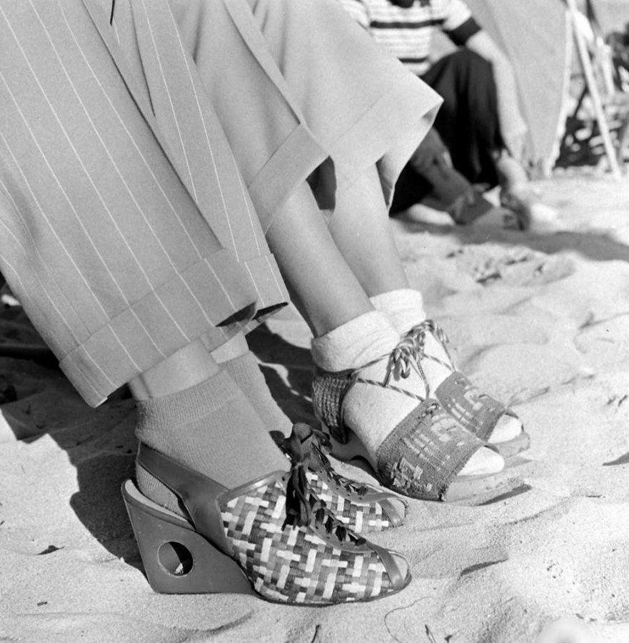 RomanPBone1's tweet photo. Miami Beach by Alfred Eisenstaedt, 1940. Fashion Friday. https://t.co/7kOQepzpMM
