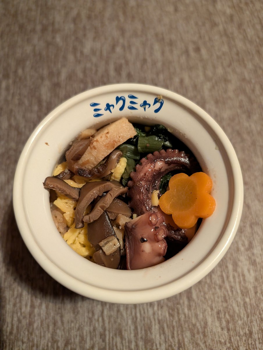 greenmen2014's tweet photo. 落ち着いてきたのか、やっと買えた。阪神百貨店まで受け取りに行ったら、隣の店に関西版シウマイ弁当見っけてそれも買ってきた。崎陽軒のシウマイ弁当大好物で、関西版のやつも食べてみたかったからすごい嬉しい✨️
#ミャクミャクひっぱりだこ飯
#関西版シウマイ弁当 https://t.co/hOVC182zUo