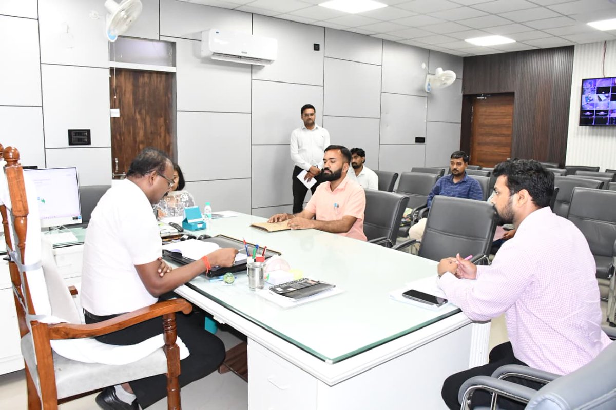 dm_firozabad's tweet photo. माध्यमिक शिक्षा विभाग के अंतर्गत संचालित अलंकार कार्यों की प्रगति एवं कार्यों की समीक्षा बैठक कर संबंधित अधिकारियों को कार्यों में तेजी लाते हुए गुणवत्तापूर्ण एवं समयबद्ध रूप से कार्य पूर्ण कराने हेतु आवश्यक दिशा-निर्देश दिए। @UPGovt @InfoDeptUP @CMOfficeUP https://t.co/wM4SlXRc5O