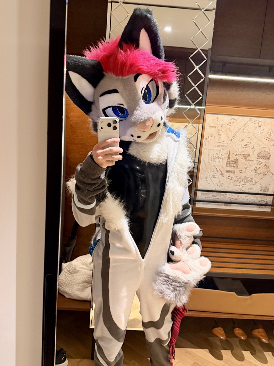 Melon_mow's tweet photo. Latex dance was a massive success~ https://t.co/KhmUjgfBDW