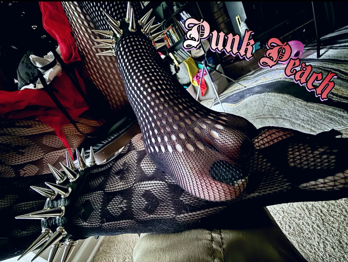 punkpeach666's tweet photo. Celebrate fishnets every Friday https://t.co/JLsmF2PAWb