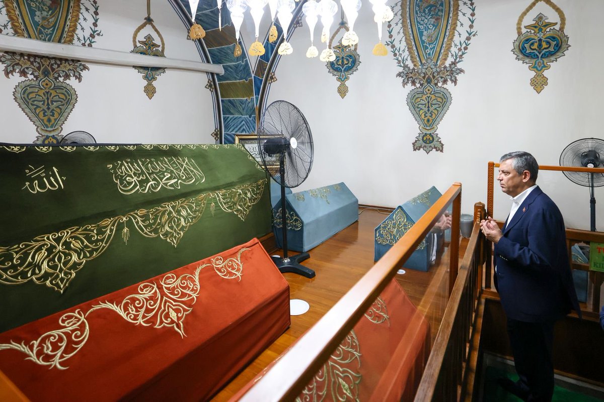 yenipartiyiz's tweet photo. Genel Başkanımız Özgür Özel, Ankara Hacı Bayram Veli Cami’de kıldığı cuma namazının ardından basın mensuplarına yaptığı açıklamada YENİ Parti’nin kuruluşunu duyurdu. Daha sonra milletvekilleri ve vatandaşlarla birlikte 1. TBMM binasına yürüdü ve YENİ Parti Kurucular Kurulu milletvekilleri ile toplu fotoğraf çektirdi.