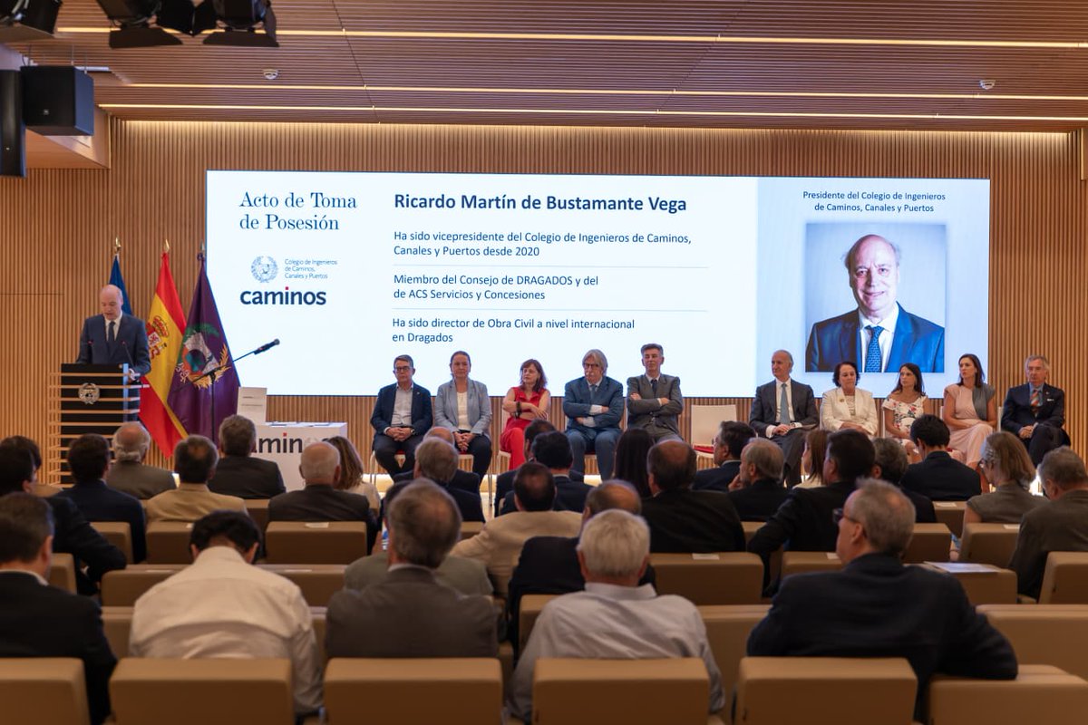 Colegiocaminos's tweet photo. La nueva Junta de Gobierno del @Colegiocaminos toma posesión de su cargo.

@oscar_puente_, ministro de @transportesgob ha clausurado el acto institucional.

Más información --> https://t.co/6wXUPRJXKy

Vídeo del acto --> https://t.co/lSgt880EAR https://t.co/I9WKKLxk5d