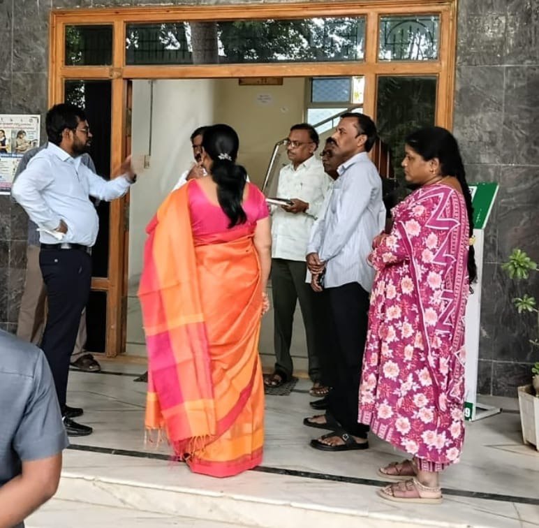 krishnadgoap's tweet photo. శుక్రవారం జిల్లా కలెక్టర్ డీ . కే . బాలాజి గారు ఓటర్ల జాబితా ప్రత్యేక సమగ్ర సవరణ ( ఎస్ . ఐ . ఆర్ . ) ప్రక్రియను క్షేత్రస్థాయిలో క్షుణ్ణంగా పరిశీలించారు . ( 1 / 2 ) #KrishnaDistrict #ECI #CEOAndhra #SIRAP https://t.co/IGpfbXpQfx