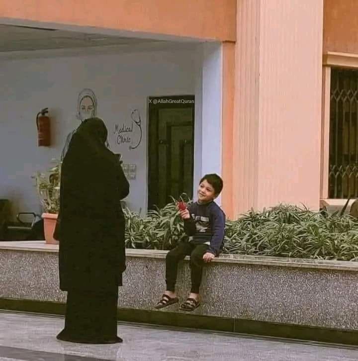 QuranAndHadithh's tweet photo. If your mother is still alive, may Allah grant her a long life. https://t.co/5Wb26QvigX