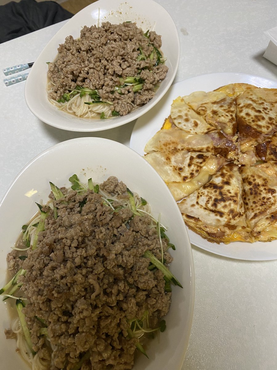 Atan211225's tweet photo. 早番キタック

本日のお品書き
冷やし坦々そうめん
餃子の皮ピザ

作りたいメニューを作っただけです https://t.co/JUIDa5dNix