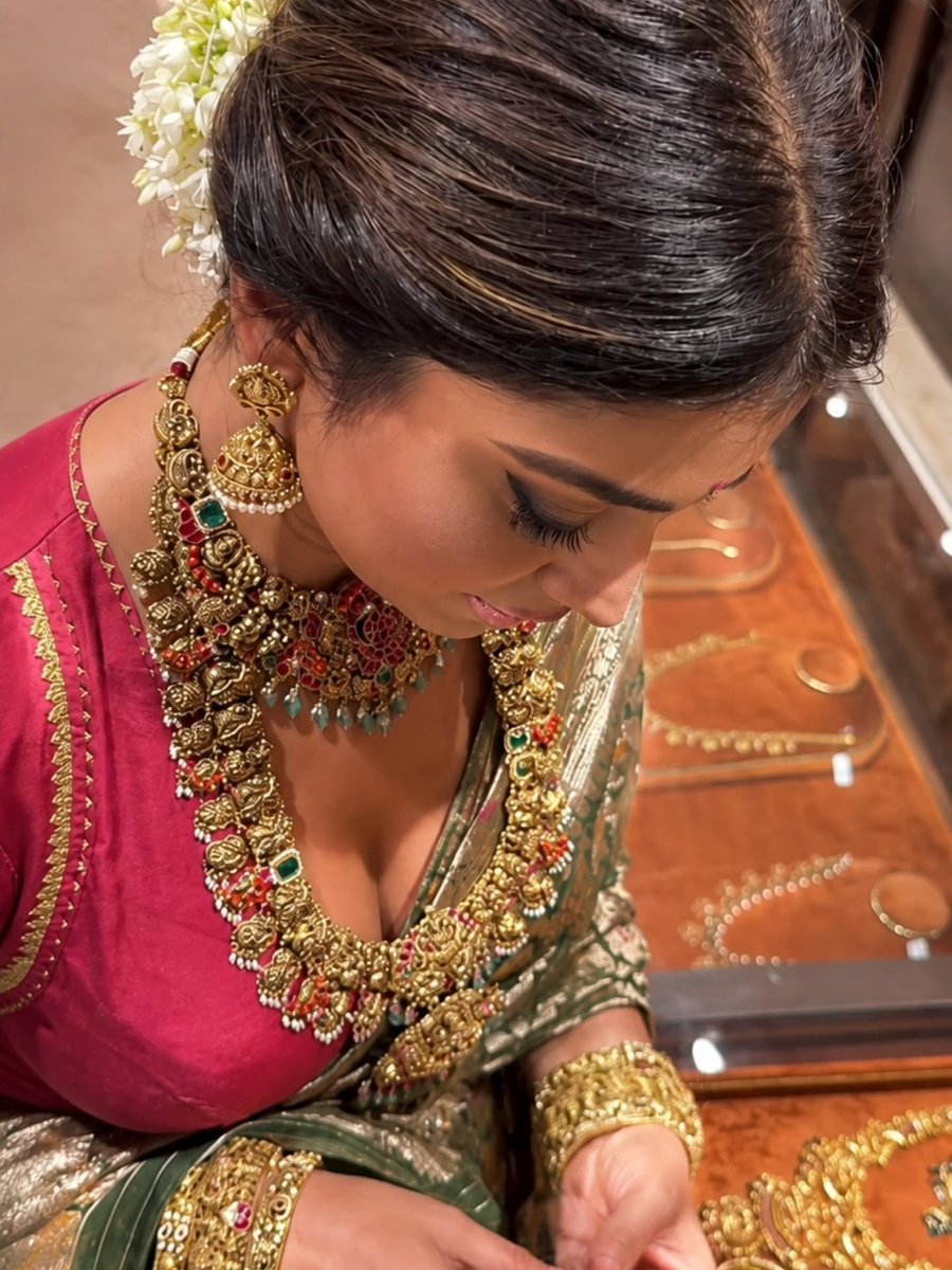 actressnation4u's tweet photo. KMR for a reason 🥶

#ShriyaSaran https://t.co/65WzyUjFRK